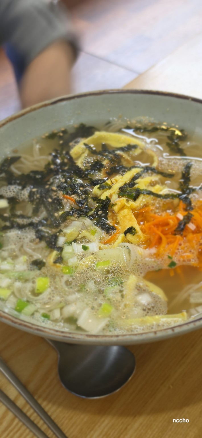 고명이 정갈하게 올라간 잔치국수